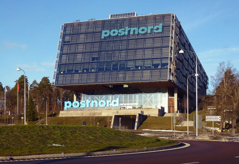 https://commons.wikimedia.org/wiki/File:Postnord_Solna_2013.jpg#/media/Fil:Postnord_Solna_2013.jpg