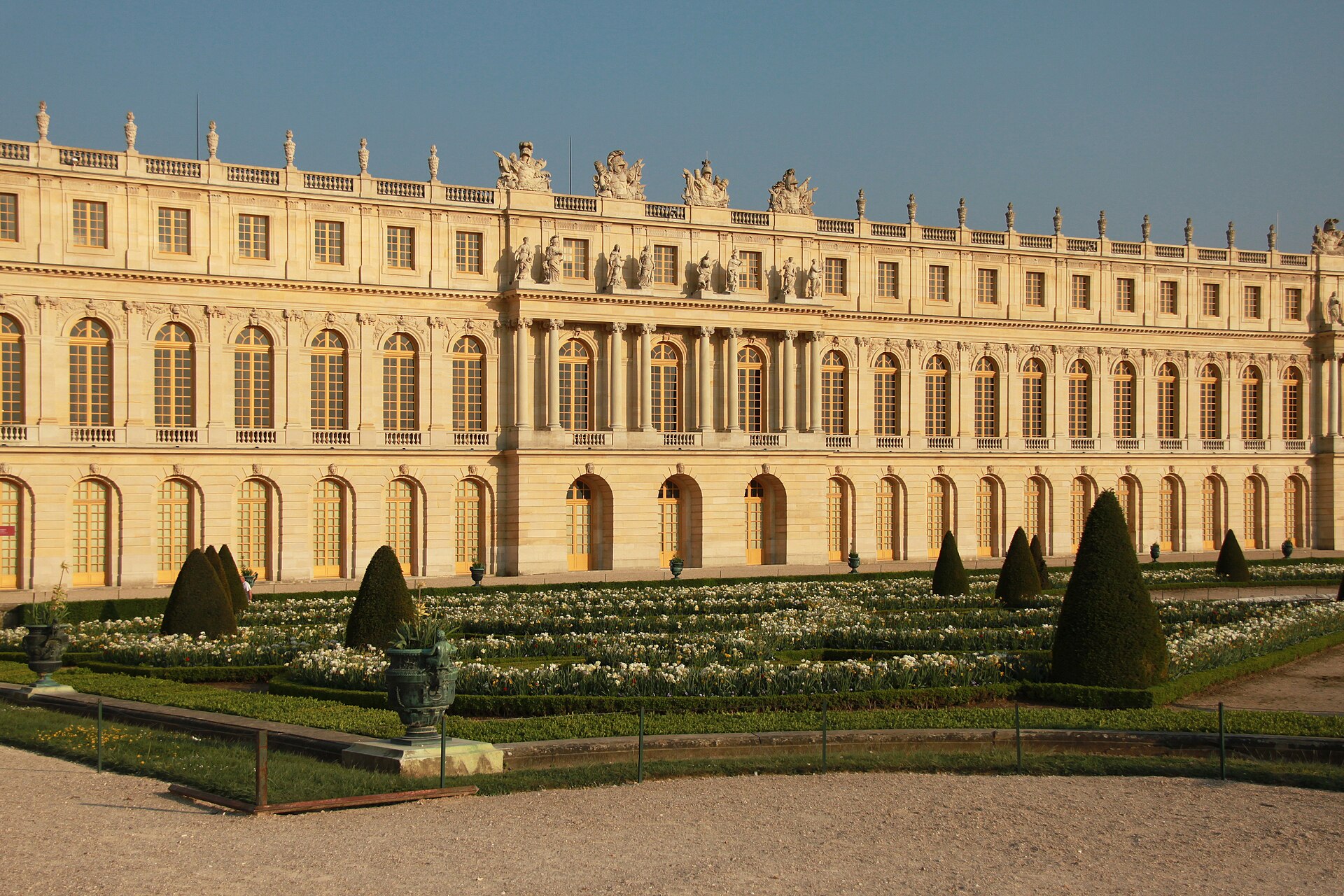 By Cristian Bortes from Cluj-Napoca, Romania - Palace of Versailles, CC BY 2.0, https://commons.wikimedia.org/w/index.php?curid=33362587